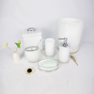 Vitt badrumstillbehör set